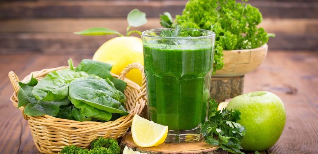 عصير التفاح مع الخضراوات