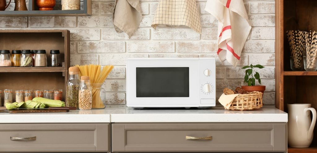 ميكرويف في المطبخ