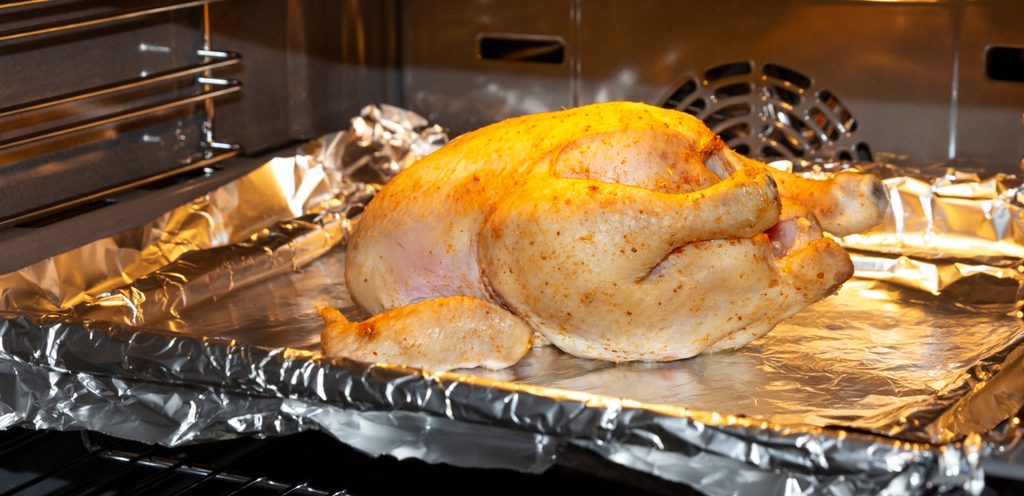 طهي الدجاج بالفرن على حرارة مناسبة