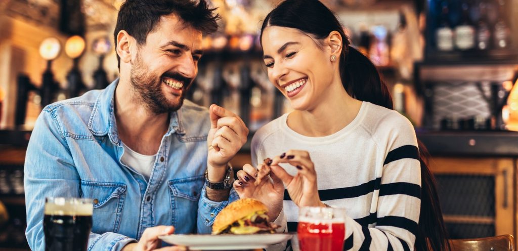 تناول العشاء