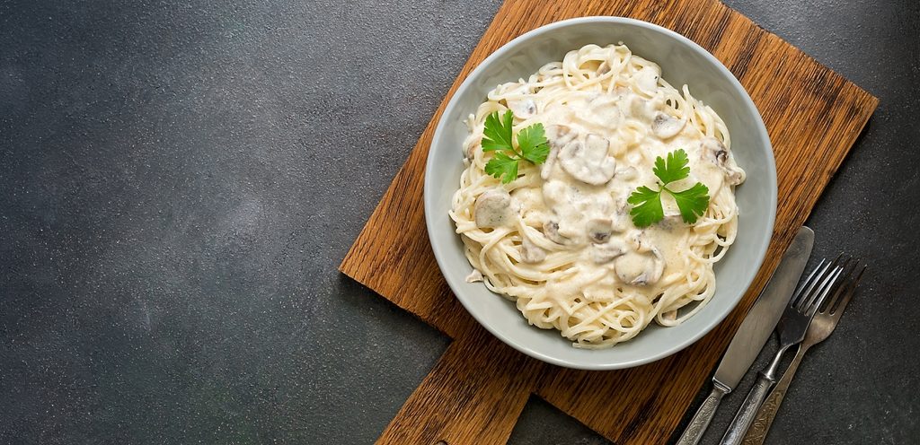 طبق باستا مع الصلصة البيضاء