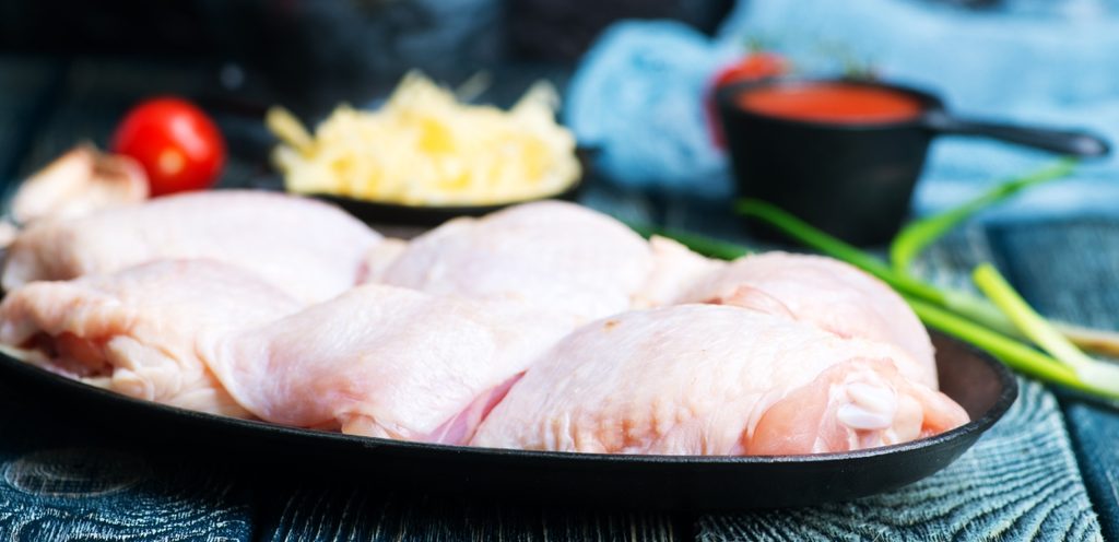 أفخاذ دجاج نيئة