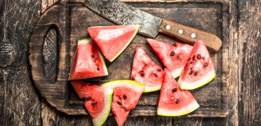 البطيخ المقطع على طاولة خشبية