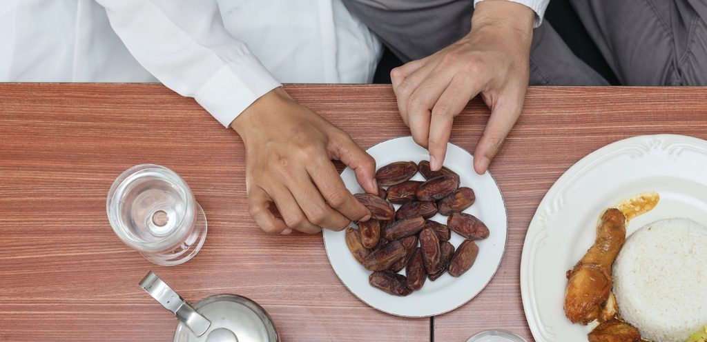 تناول التمر على الريق