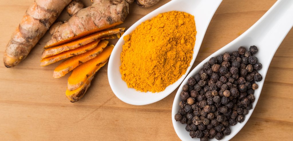 جذور الكركم والفلفل الأسود