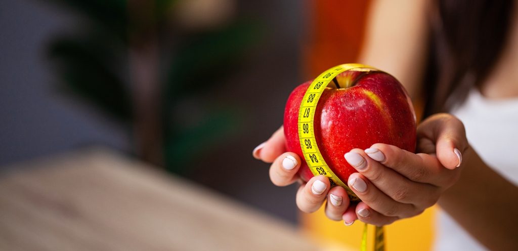 سيدة تأكل التفاح لخسارة الوزن