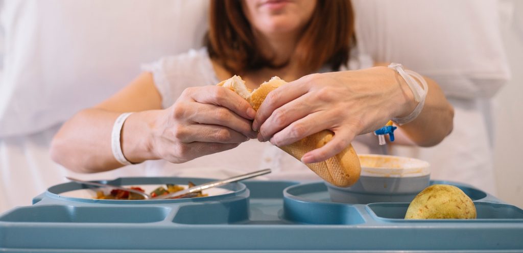 سيدة تتناول الطعام في المستشفى