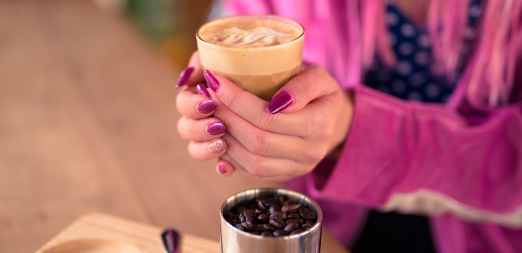 سيدة تحمل كوباً من القهوة