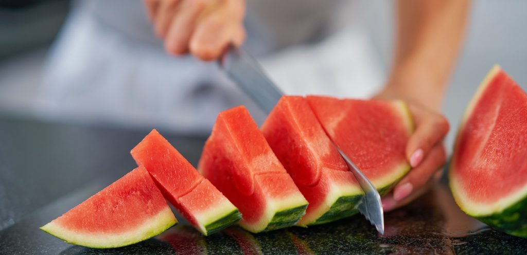 سيدة تقطّع البطيخ