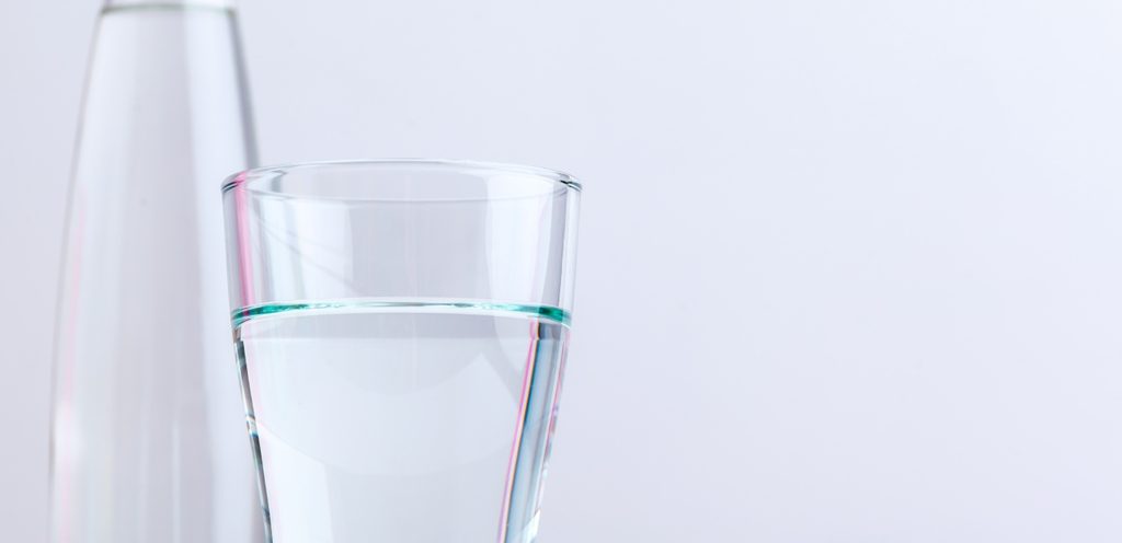 كوب ماء وزجاجة