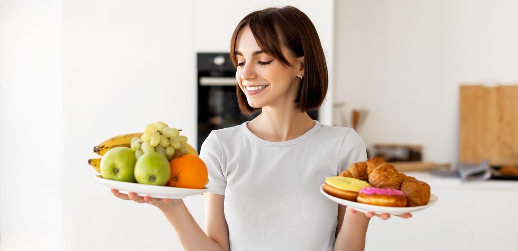 امرأة تختار بين الاكل اللذيذ والحلى