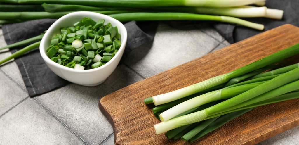 بصل أخضر مقطع