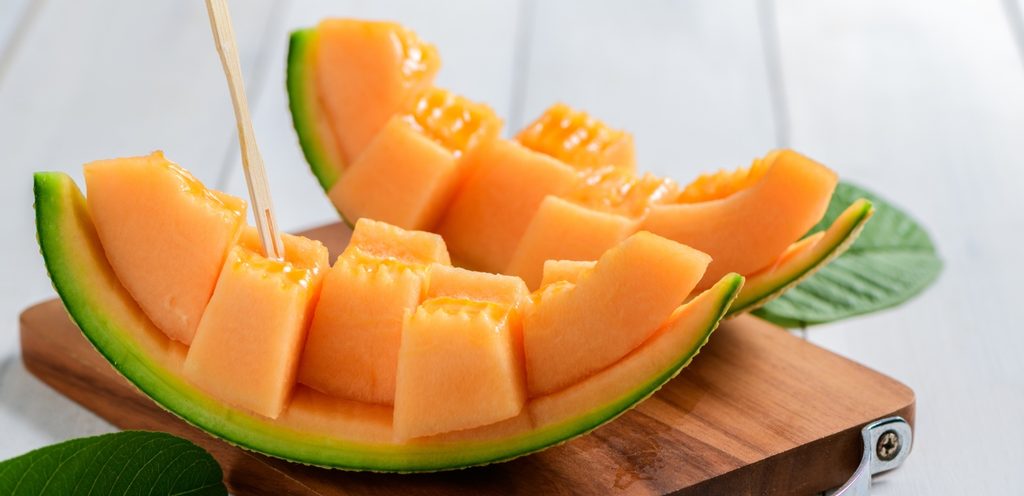 شرائح من الشمام المقطع