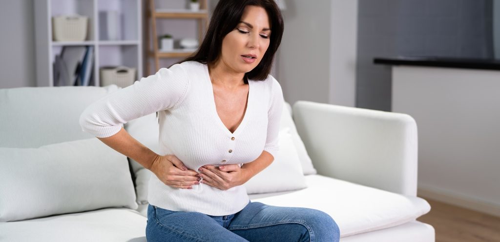 امرأة تشعر بألم بسبب حصى المرارة