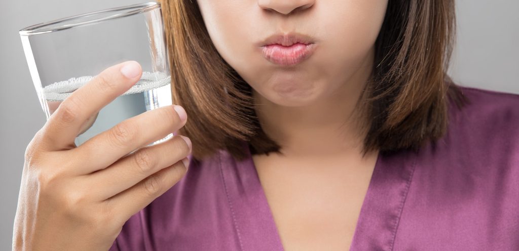 المضمضة بزيت جوز الهند بعدها بالماء للحفاظ على صحة الأسنان