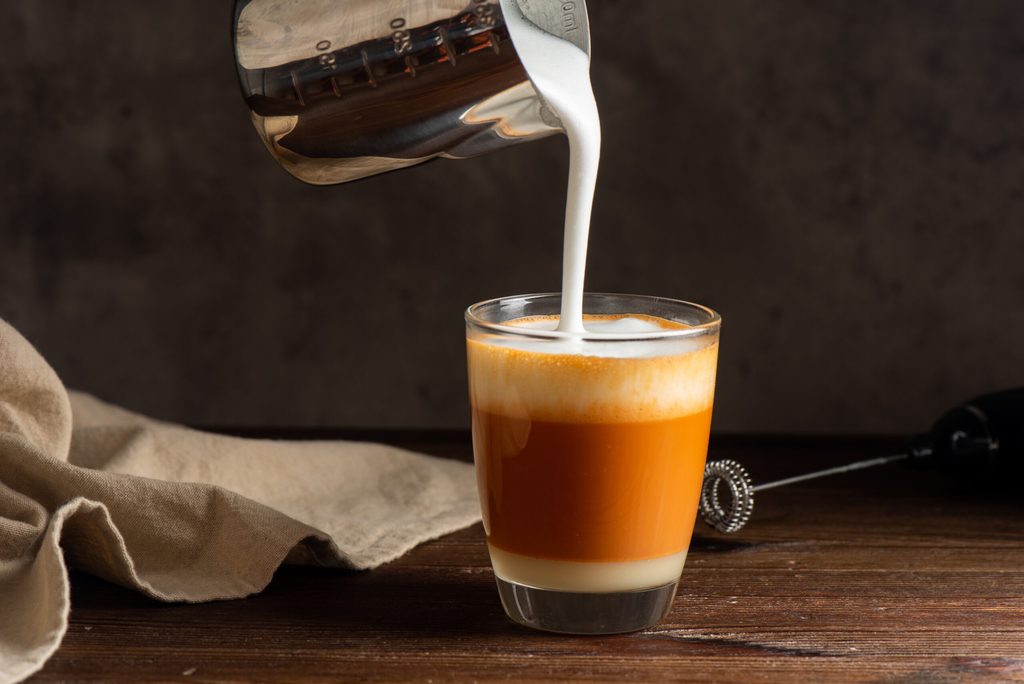 كوب من الحليب والشاي