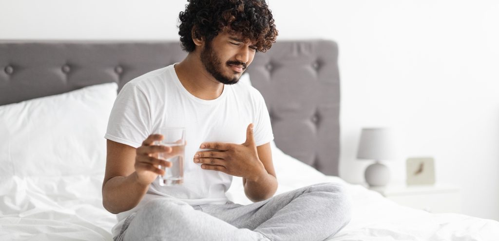 رجل يعاني من حرقة المعدة