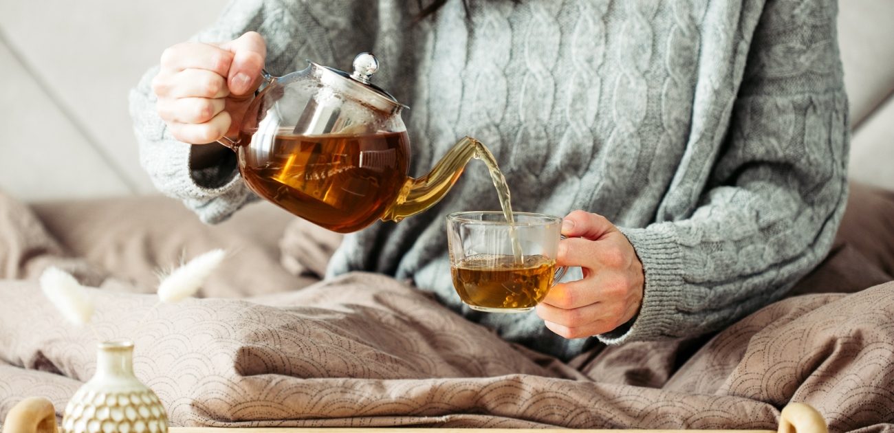 إمرأة تسكب الشاي
