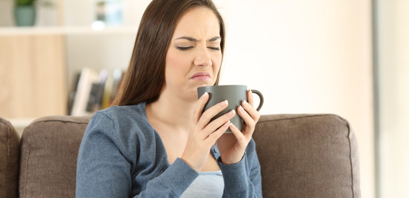 إمرأة تشرب الشاي