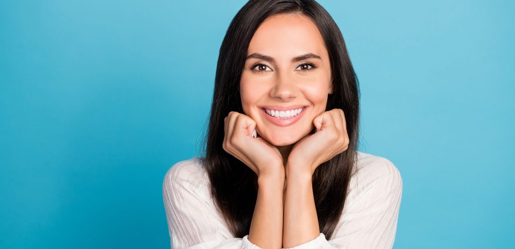 أسنان بيضاء وجميلة