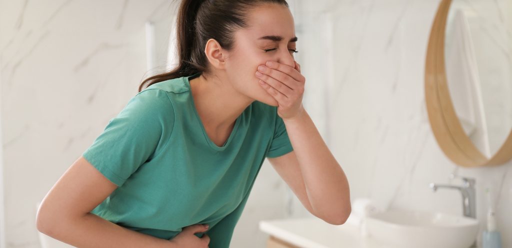 امرأة تعاني من الغثيان