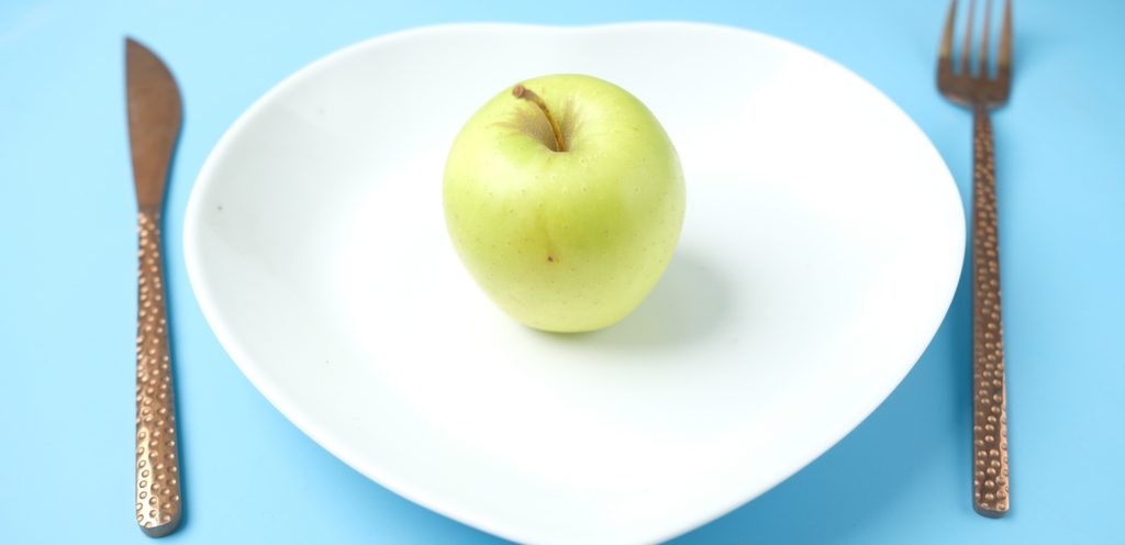 التفاح على معدة فارغة