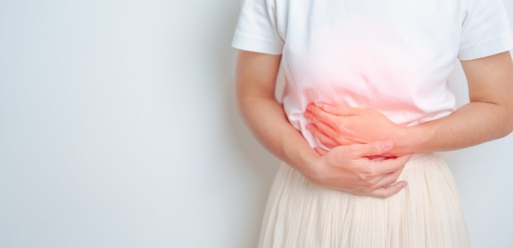 امرأة تعاني من مشاكل في الجهاز الهضمي