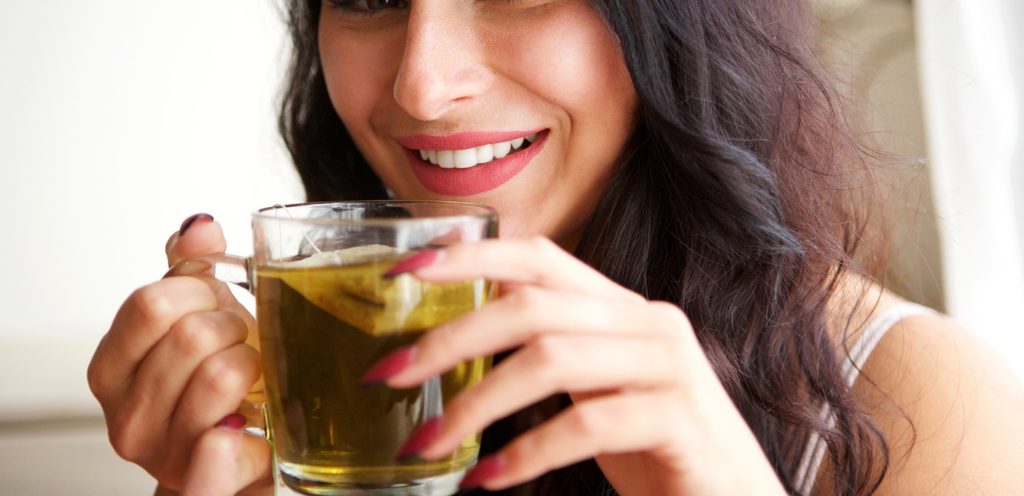 شرب الشاي الأخضر