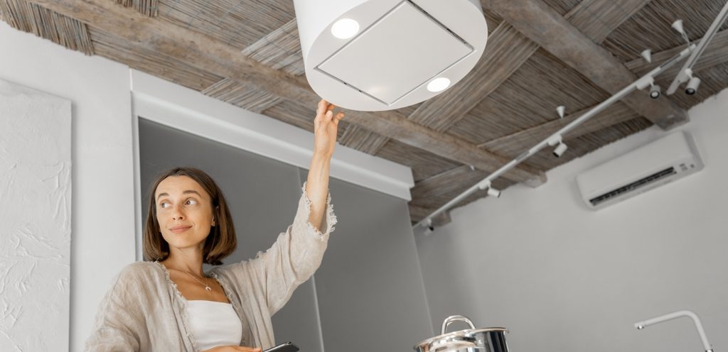 مروحة في مطبخ عصري