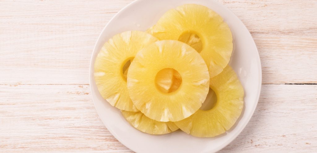 قطع من فاكهة الاناناس