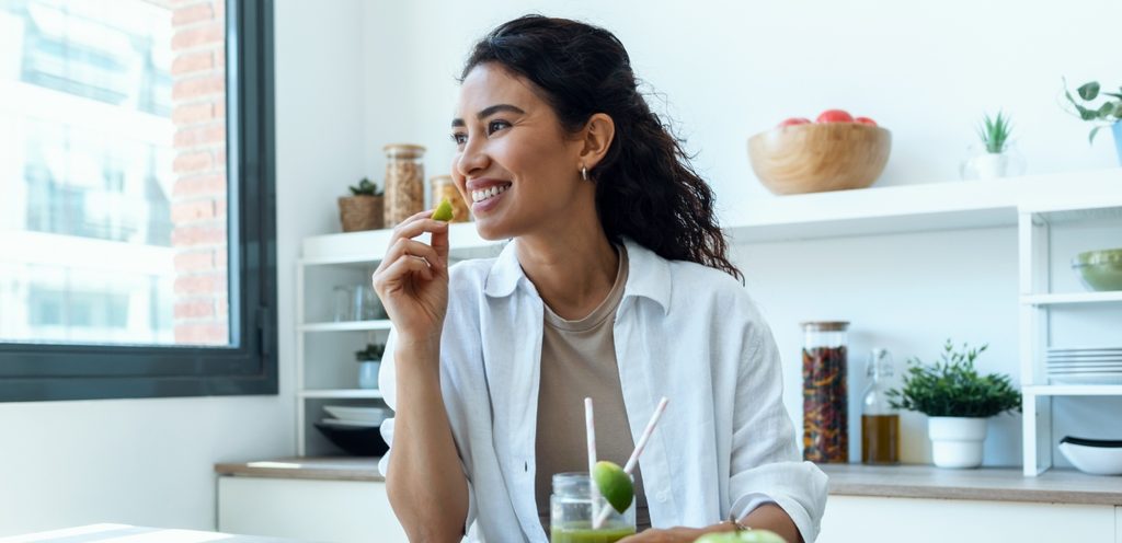 امرأة تأكل التفاح