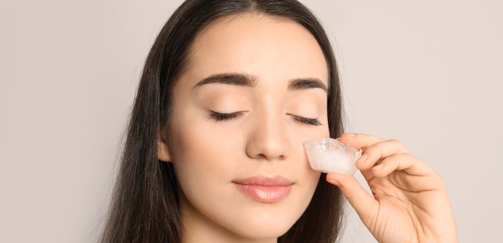 فرك الوجه بمكعبات الثلج