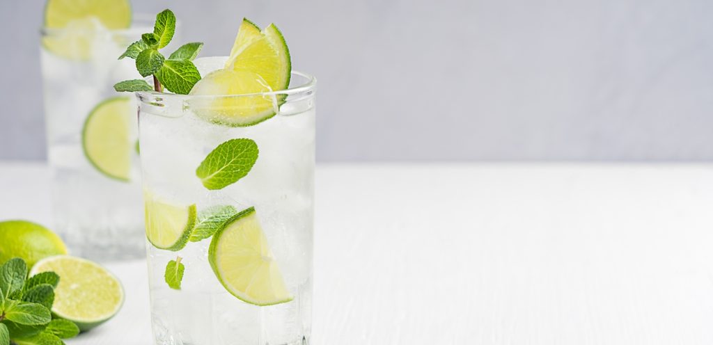 كوب من الليمون والماء