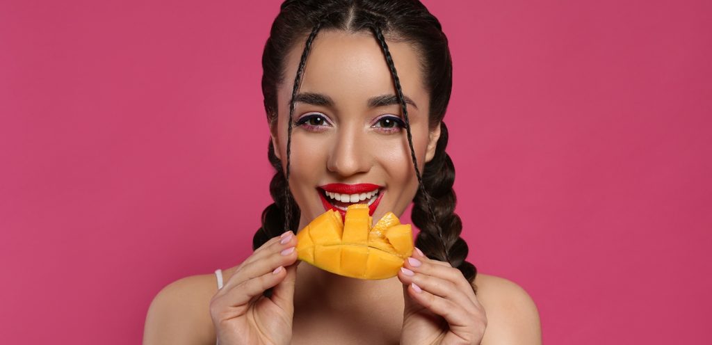 فتاة جميلة تأكل المانغو