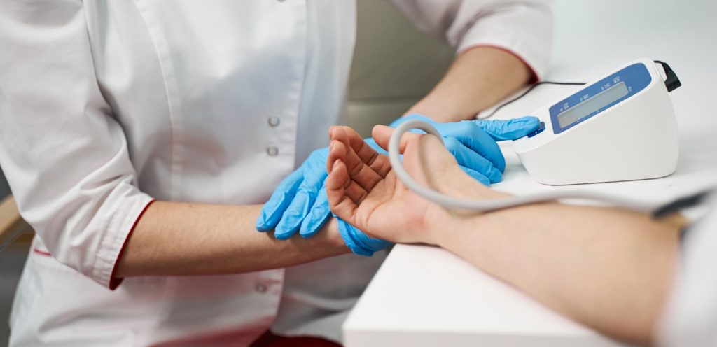 قياس ضغط الدم