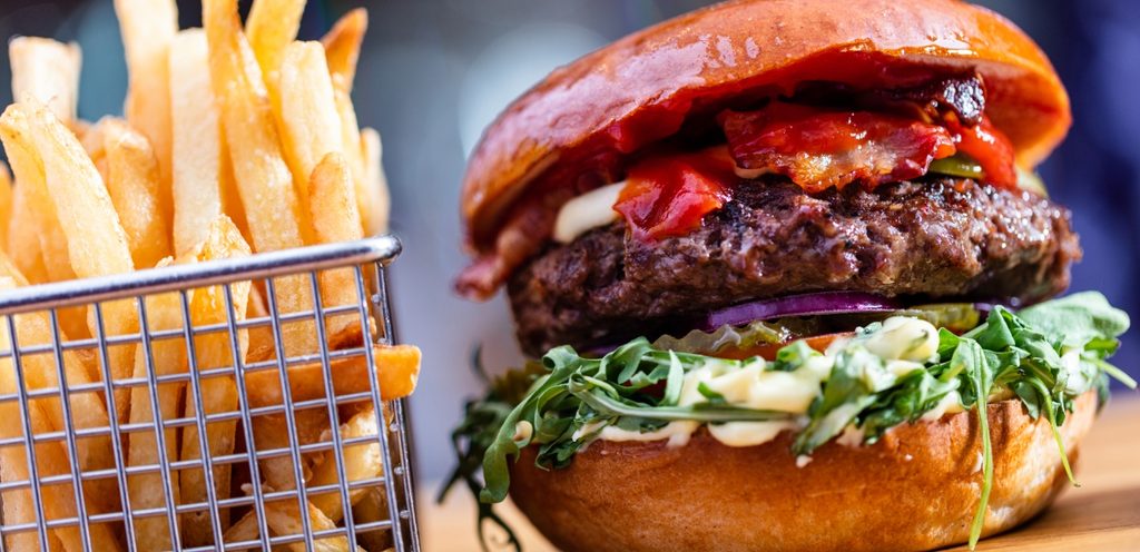 برغر مع البطاطس المقلية