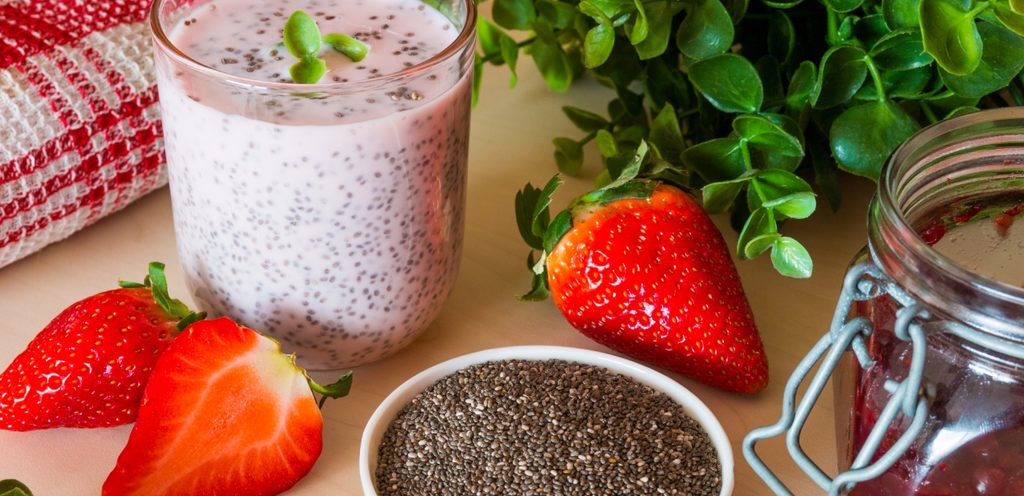 اضافة بذور الشيا الى الزبادي