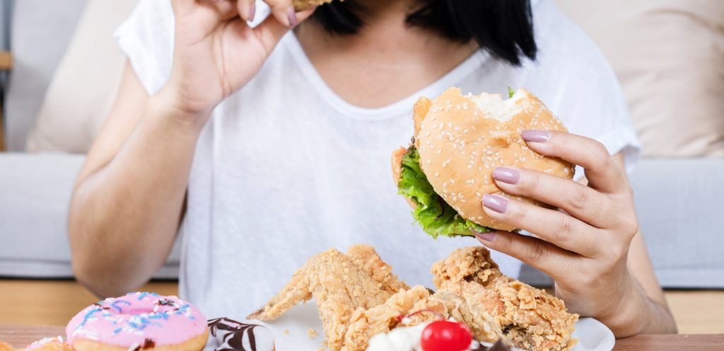 امرأة تتناول كمية كبيرة من الطعام