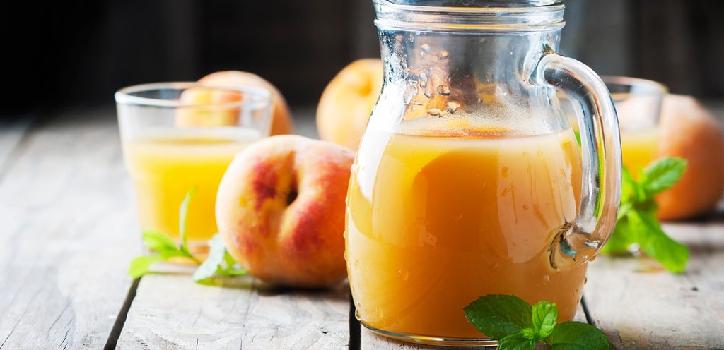 إبريق من عصير الدراق الطازج