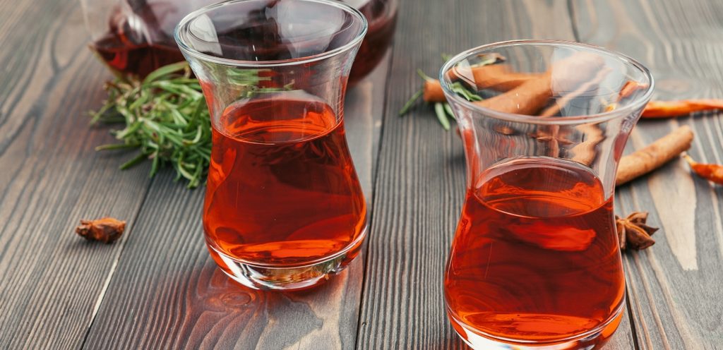 كوبان من الشاي الأحمر اللذيذ