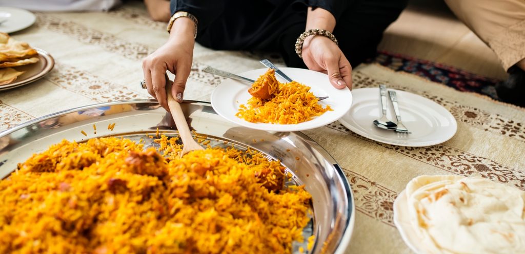 سيدة تتناول طبق الكبسة