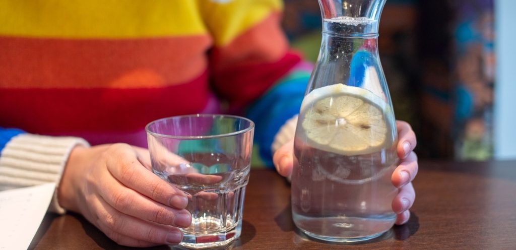 سيدة تريد شرب الماء مع شرائح الليمون