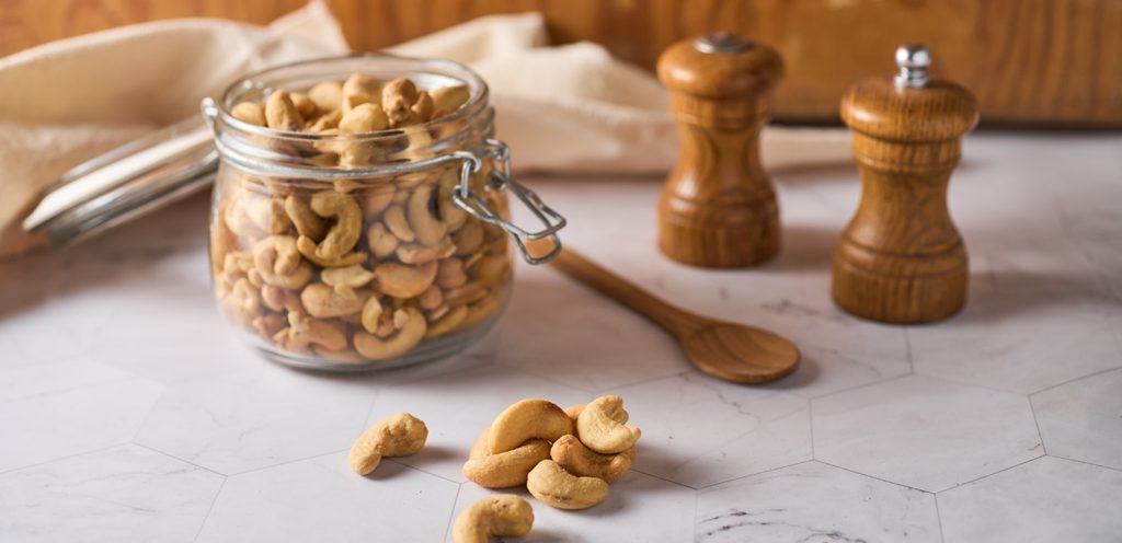 وعاء يحتوي الكاجو المحمص والمملح