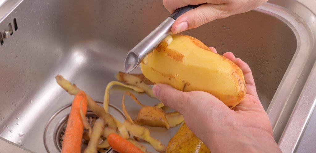 قشور الخضار في حوض المطبخ