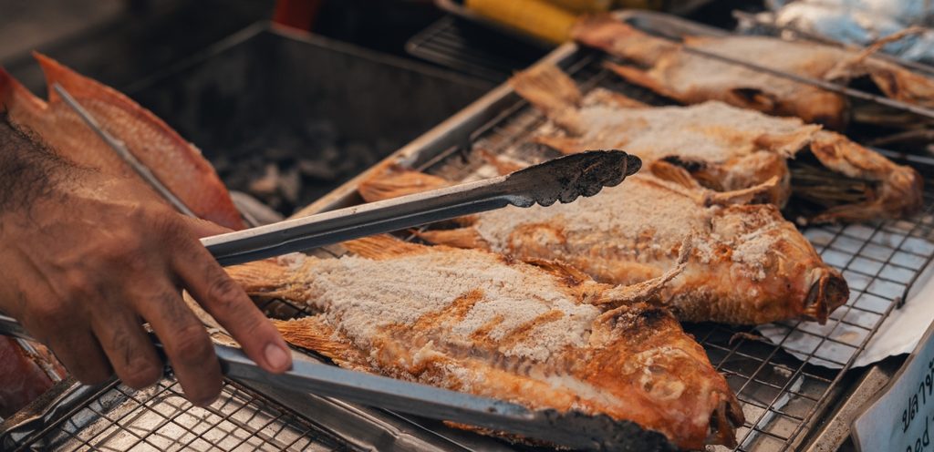 سمك مشوي على الفحم