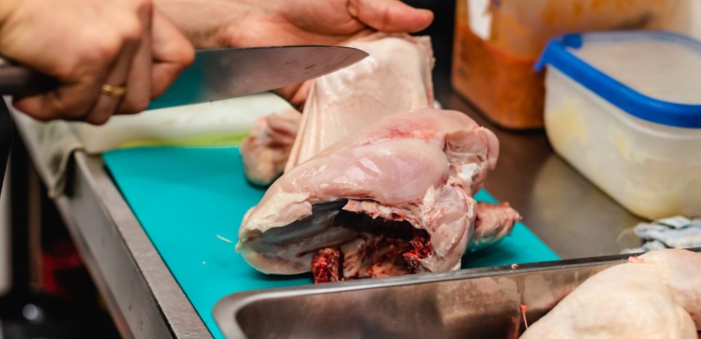 تقطيع الدجاج وتنظيفه