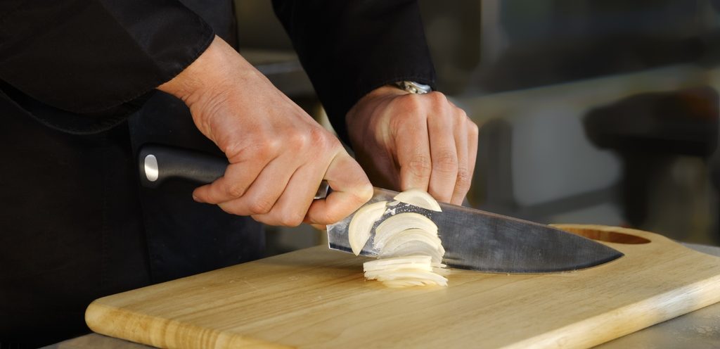 تقطيع البصل بواسطة السكين