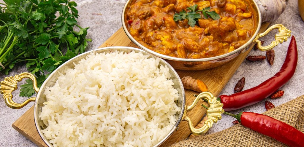 مأكولات هندية تقدم مع الأرز الهندي الأبيض