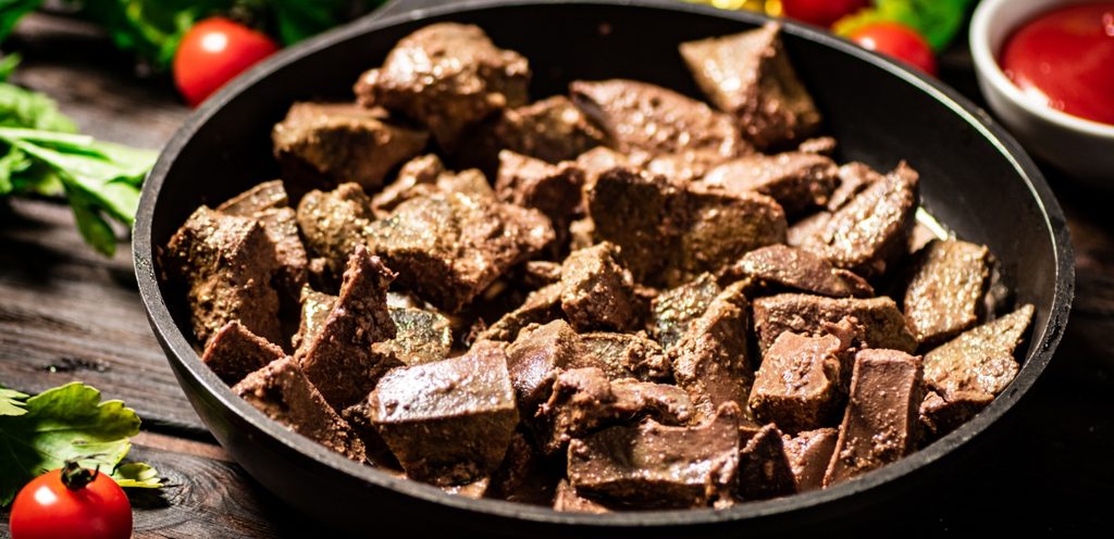 طبق يحتوي اللحم