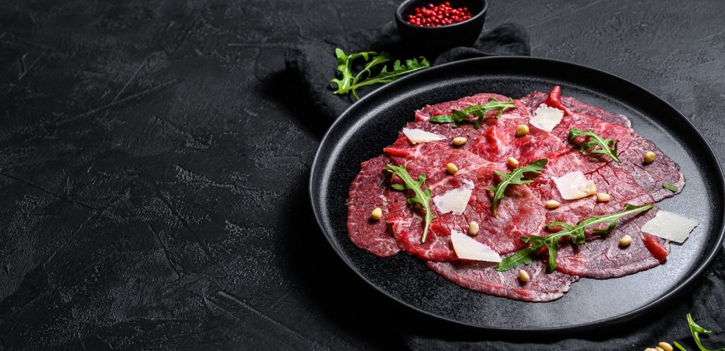 تزيين الكارباتشو بالصنوبر والجرجير